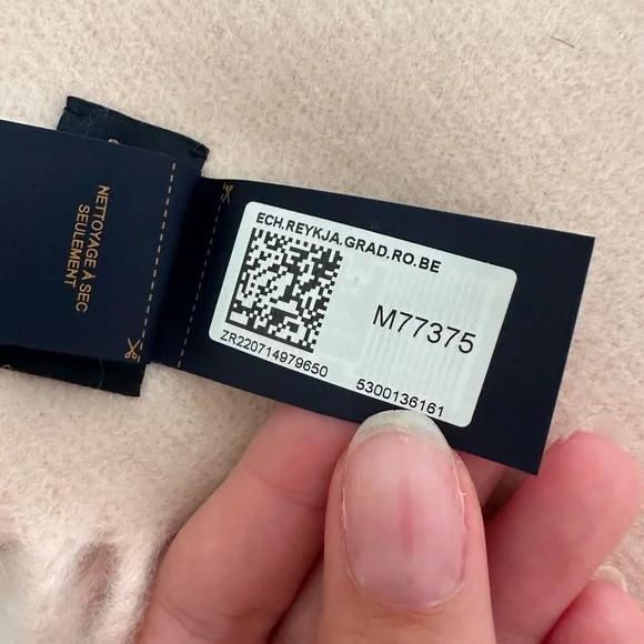 Authentic LV scarf - Picture 8 of 9